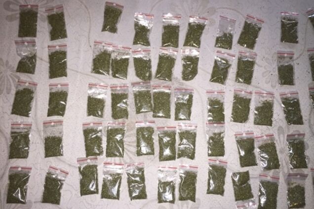 У киевского наркодиллера 'отобрали' товар на 100 тысяч: фото и видео