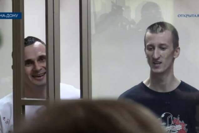 После вынесения приговора Сенцов и Кольченко спели гимн Украины