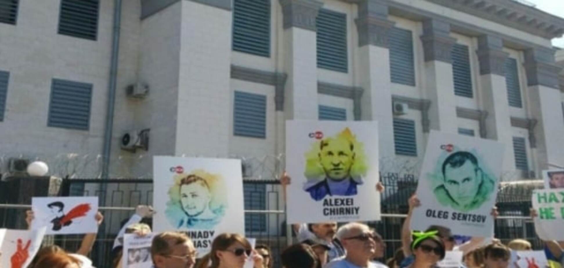 В Киеве у посольства России требовали освободить Сенцова и Кольченко: фотофакт
