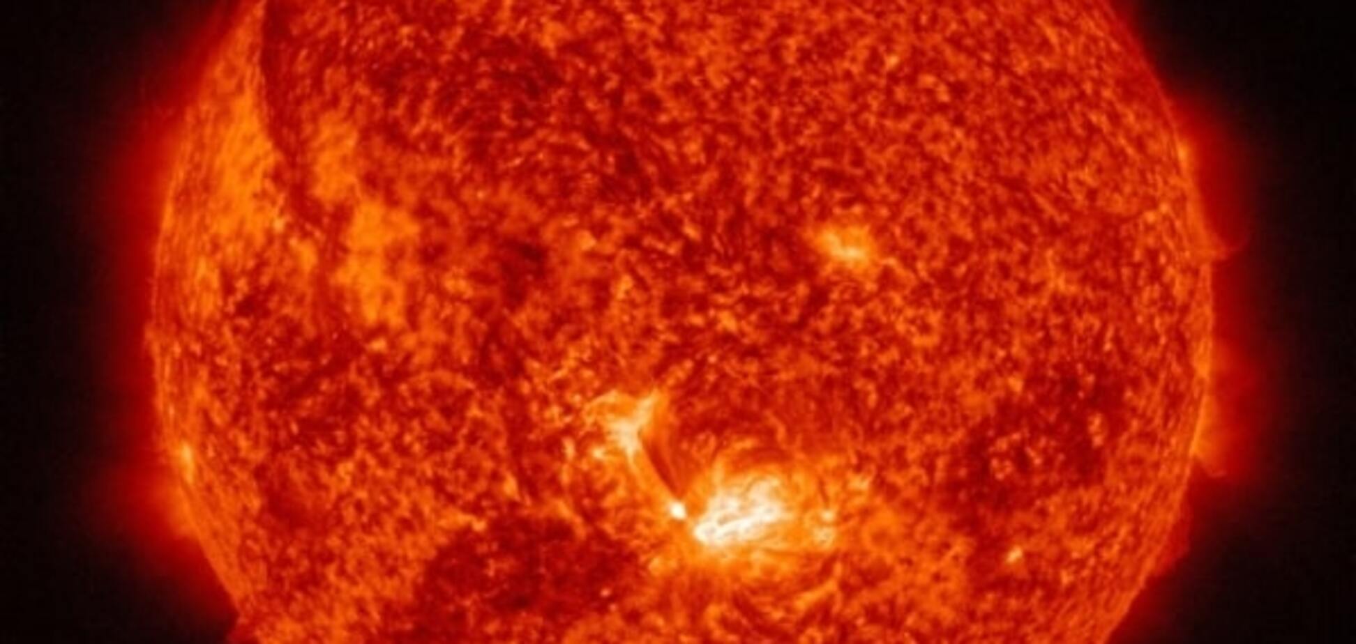 NASA опубликовало фото яркой вспышки на Солнце