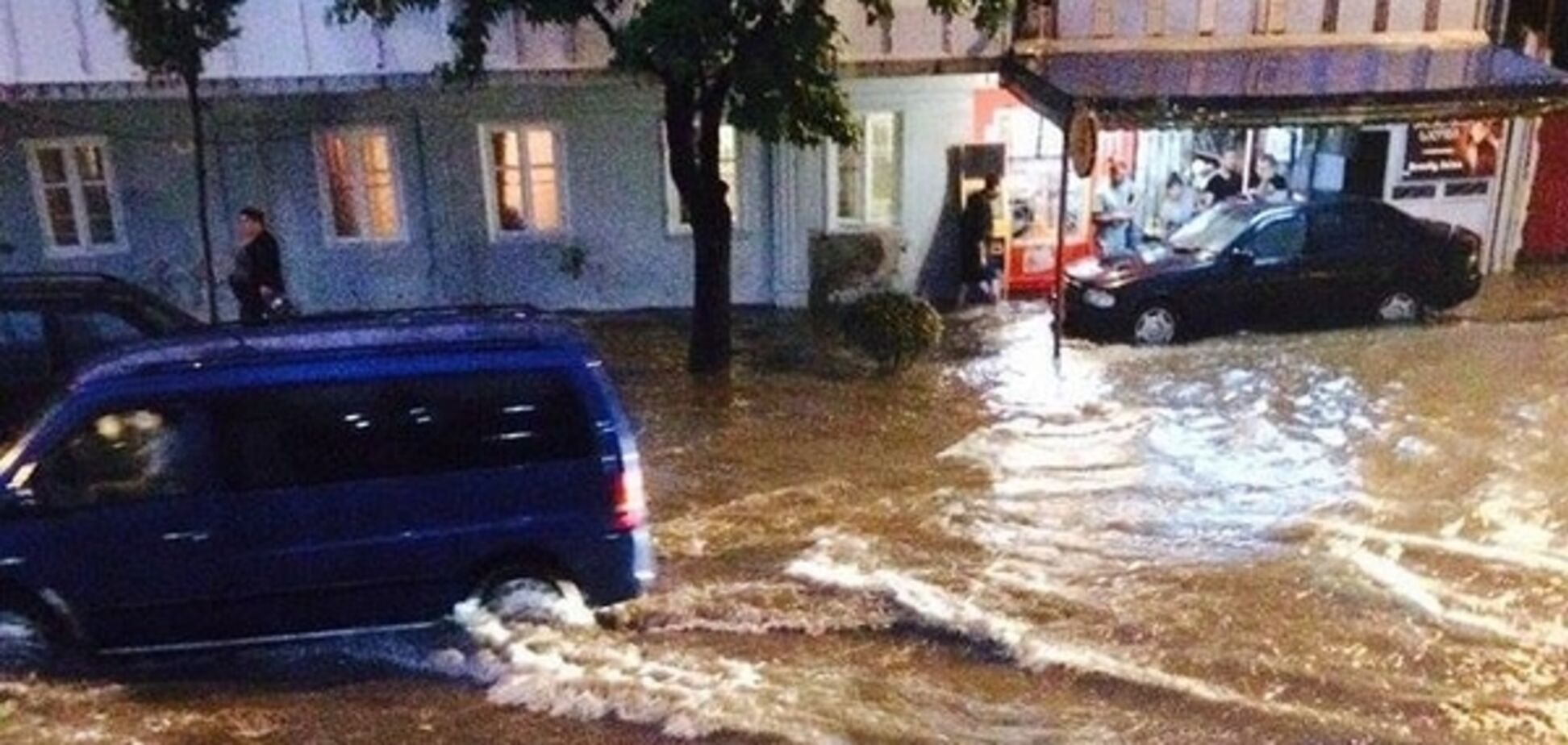 Грузинське Батумі затопило після зливи: місто без світла