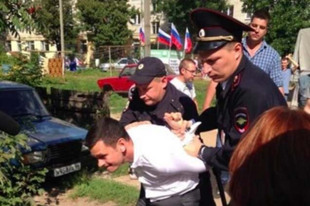У Росії прямо на очах у виборців міліція 'заламала руки' Яшину
