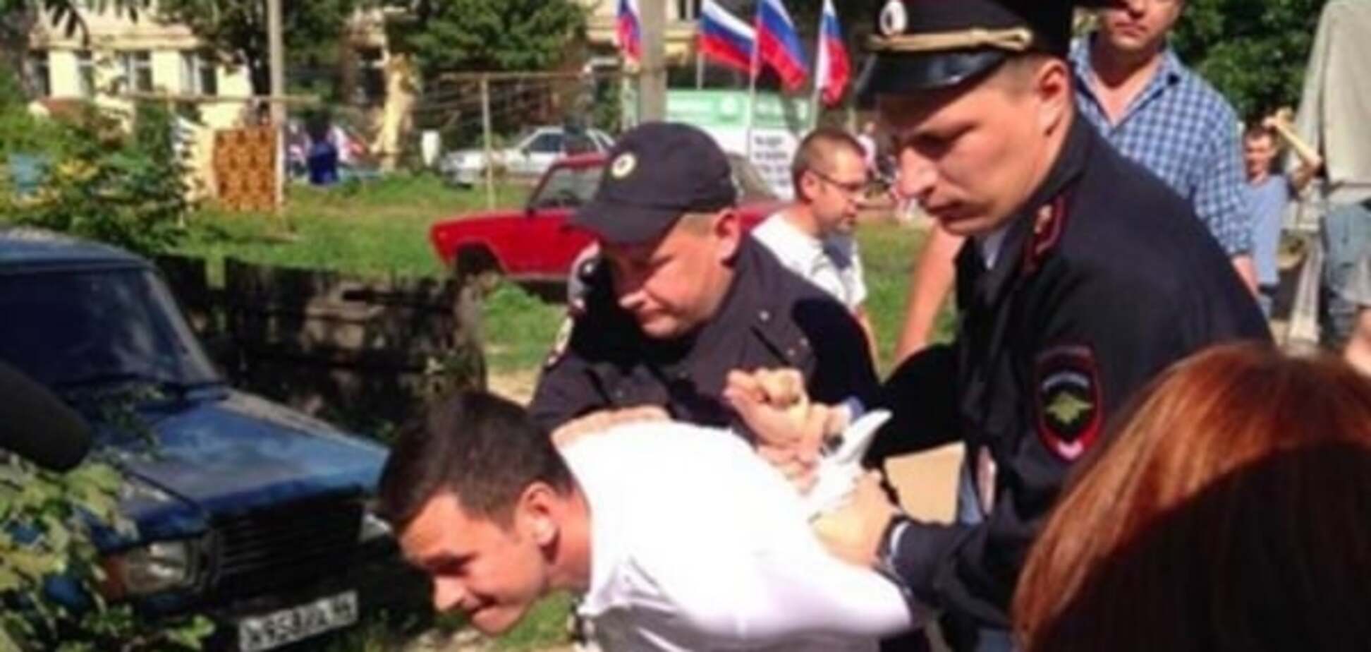 В России, во время встречи с избирателями, полиция 'заломала руки' Яшину