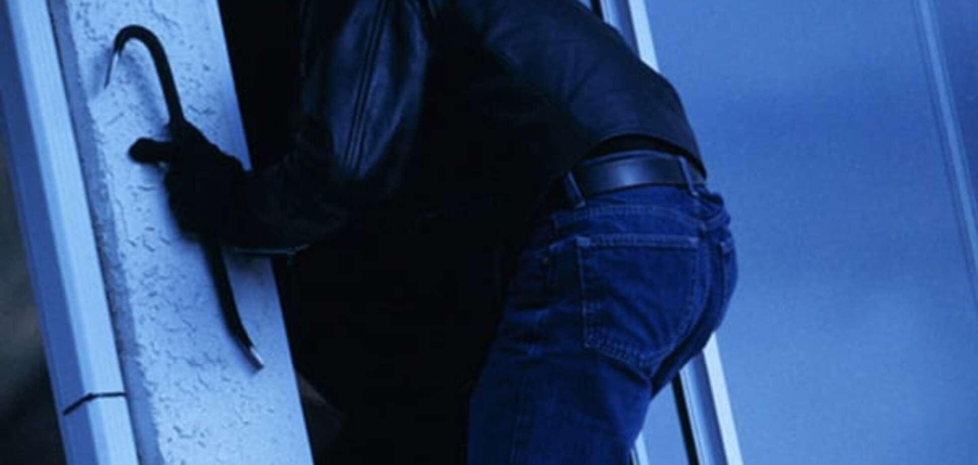 Только не в тюрьму! В Киеве горе-воришка выбросился из окна больницы: опубликовано видео