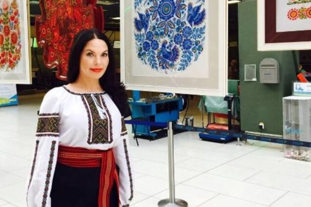 Влада Литовченко в вышиванке разрисовала скамейки в киевском аэропорту