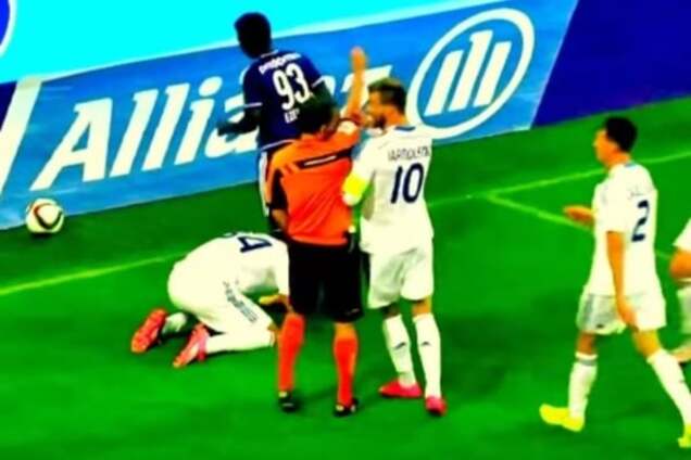 Ярмоленко агресивно накинувся на суддю під час матчу: відео інциденту