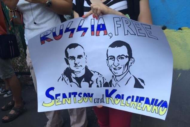 Приговор Сенцову и Кольченко: в Харькове пикетировали консульство России
