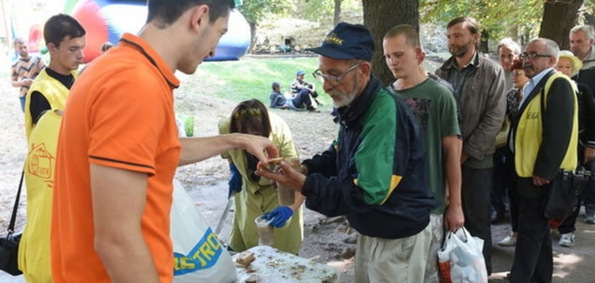 Футболист 'Шахтера' накормил бездомных во Львове