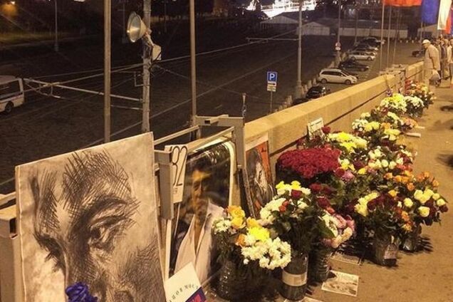 Півроку без Нємцова: небайдужі москвичі несуть квіти до місця вбивства політика