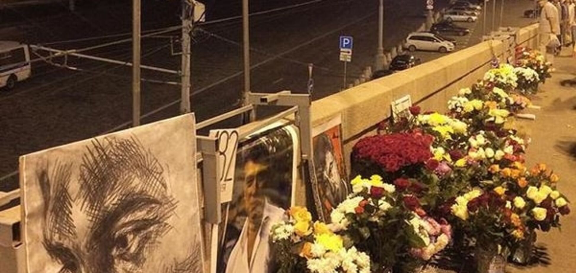 Полгода без Немцова: небезразличные москвичи несут цветы к месту убийства политика
