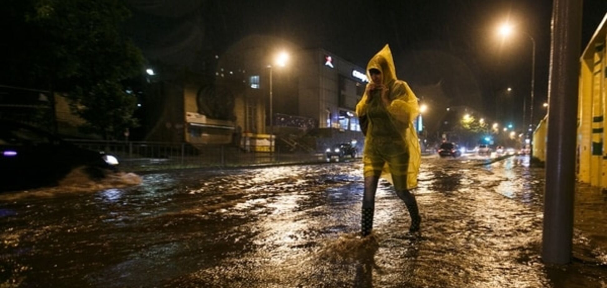 Жителі Владивостока розважалися під час 'позатропічного' циклону: відеофакт