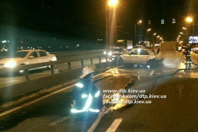 В Киеве произошло жуткое ДТП на Московском мосту: фото аварии