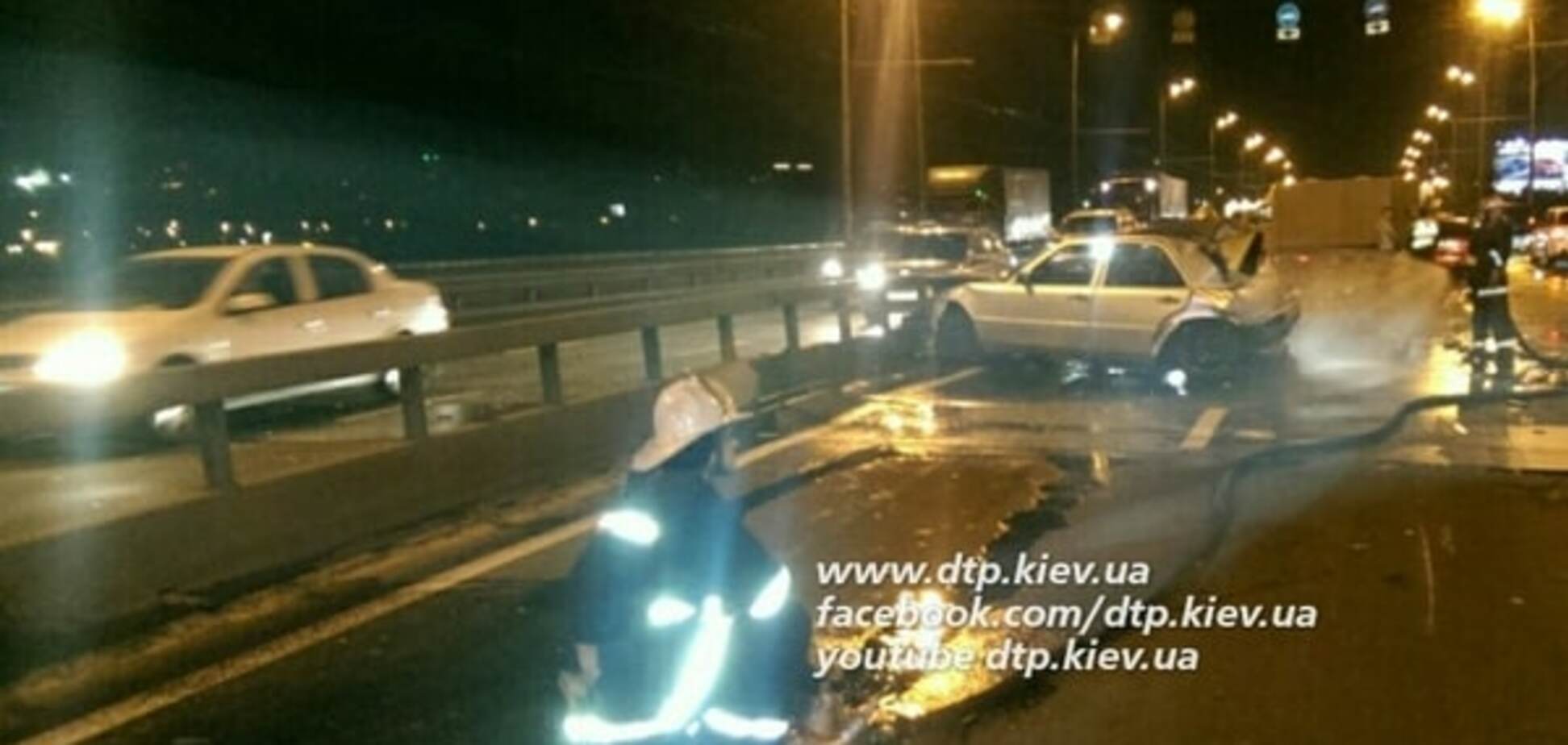 В Киеве произошло жуткое ДТП на Московском мосту: фото аварии