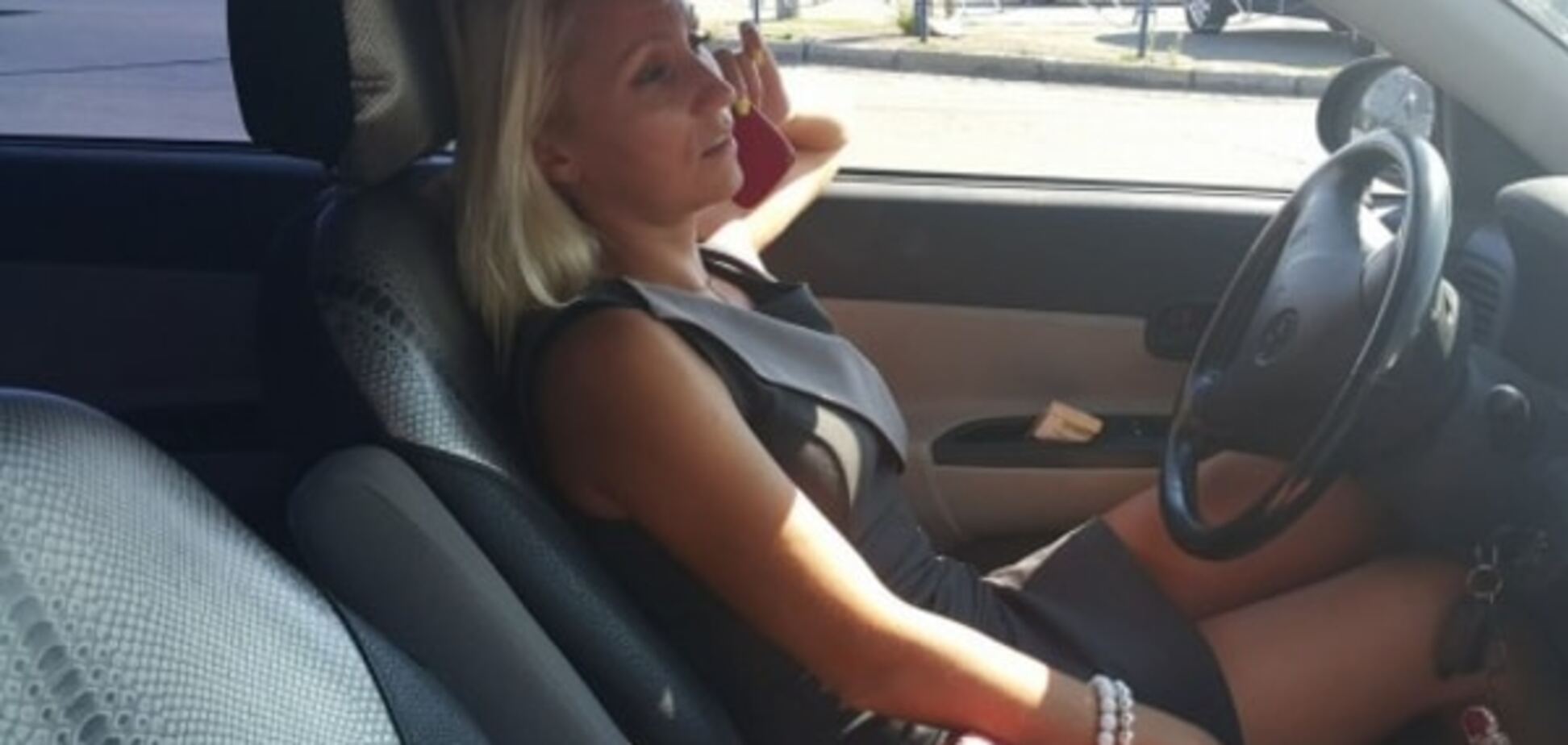 В Киеве блондинка за рулем грубо нарушила правила: фотофакт