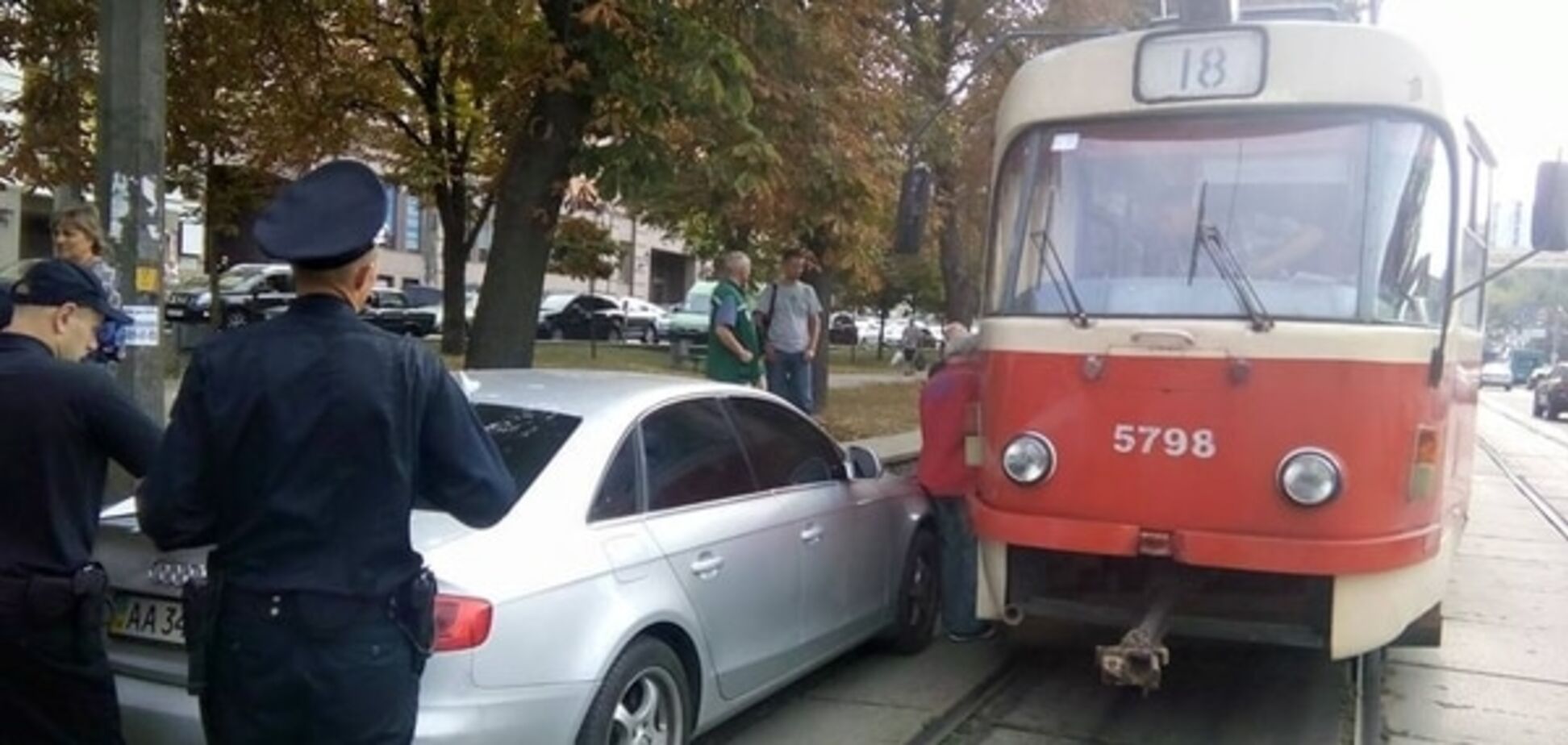 В Киеве 'герой парковки' парализовал движение трамваев: фотофакт