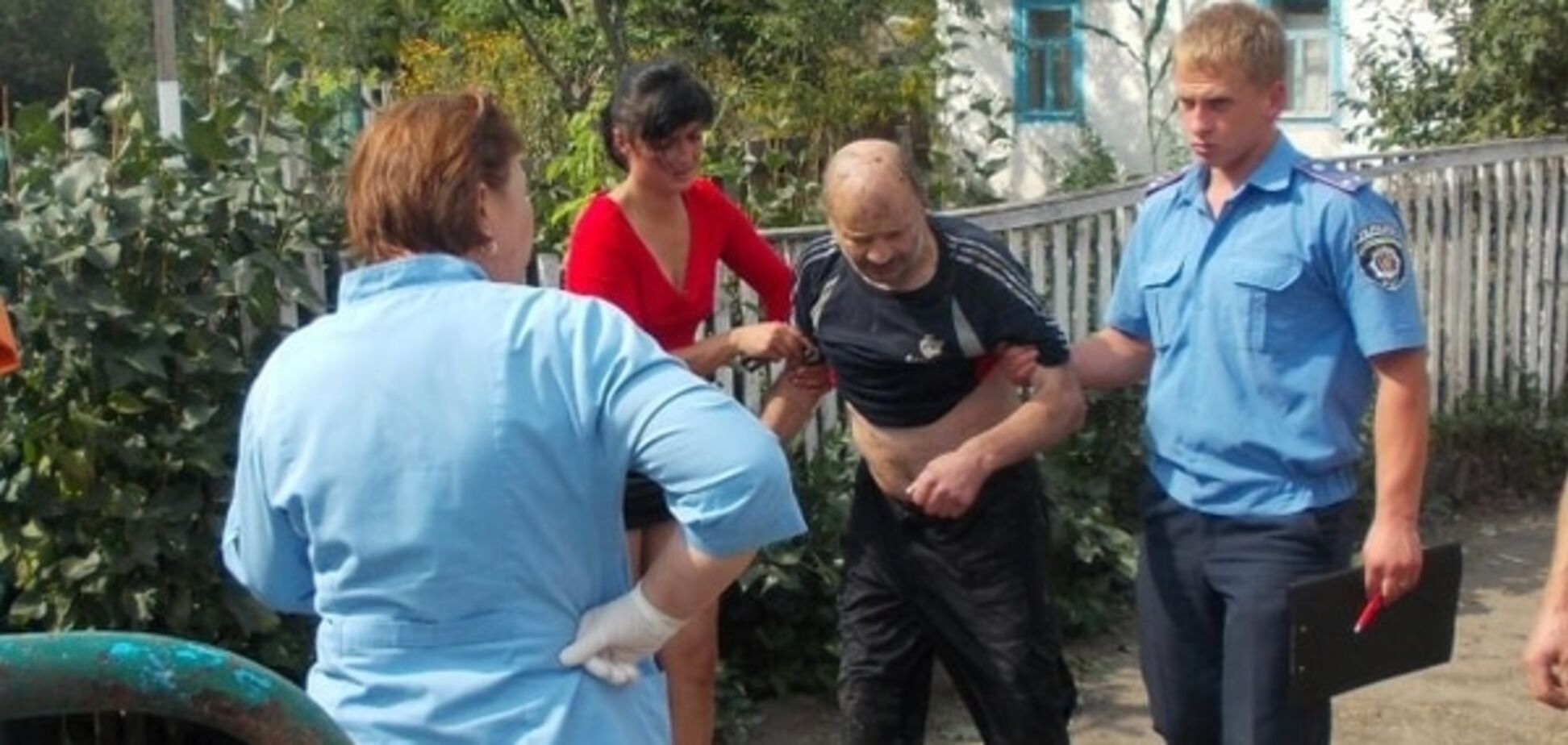 Под Киевом спасли пенсионера, который провалился в колодец: фотофакт