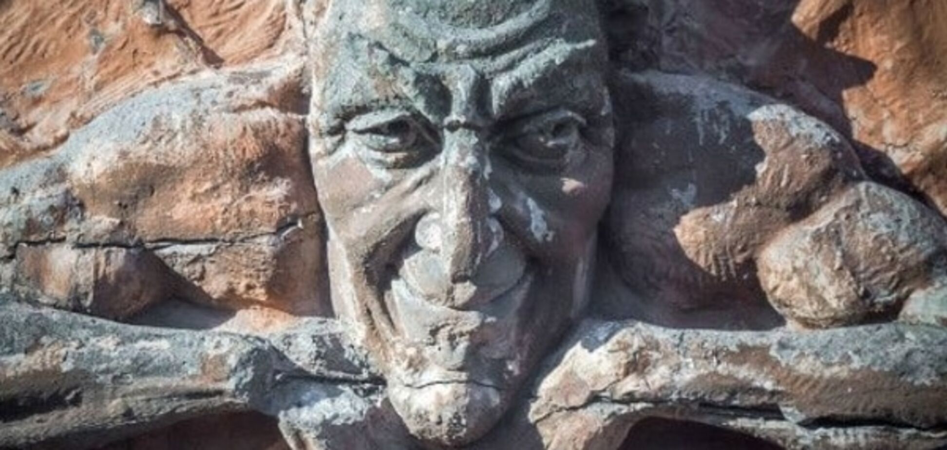 Скріпи 'прокинулися': у Петербурзі викинули в смітник статую Мефістофеля