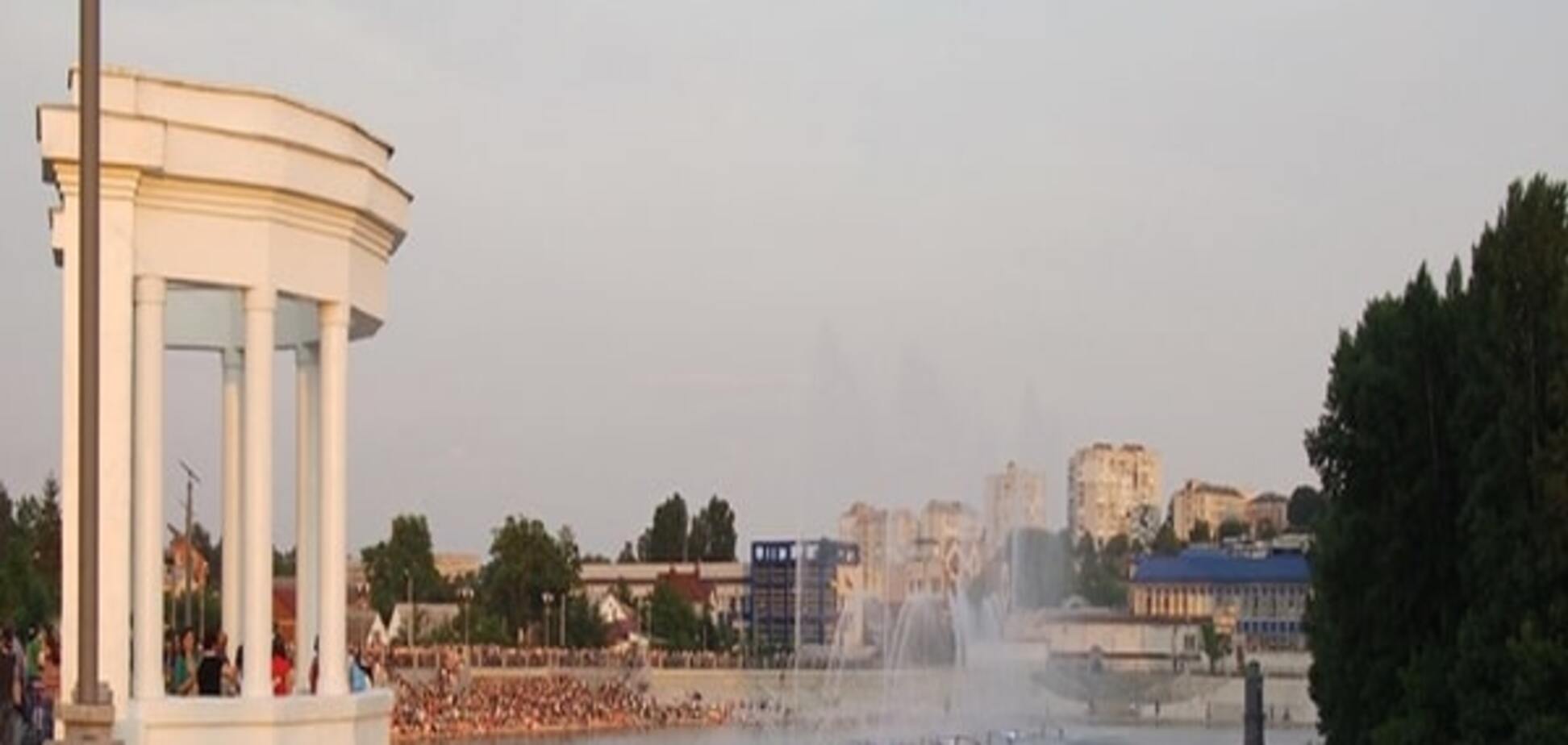 Винницкую набережную покрасила обнаженная секси-маляр в прозрачном халате: фотофакт