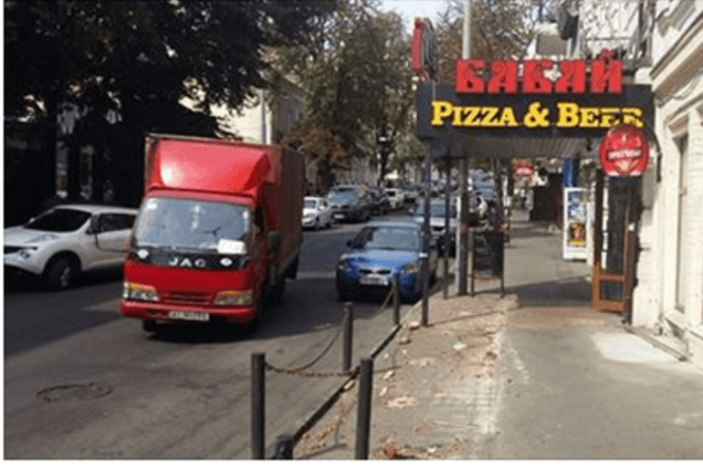 В Киеве предприниматели захватили тротуар, но их 'добро' демонтировали: фотофакт