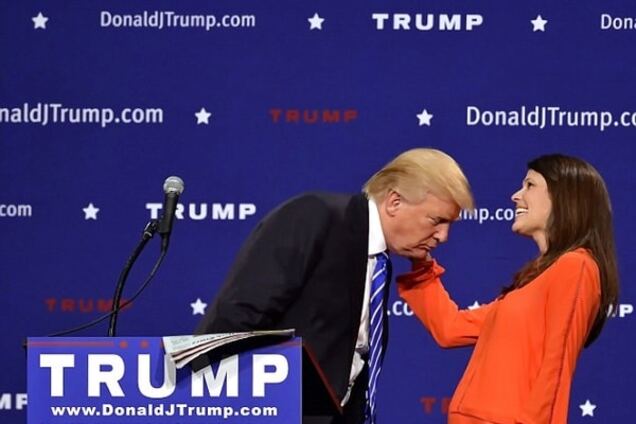 Одіозний Трамп на зустрічі з виборцями дав помацати себе за волосся: фото- і відеофакт