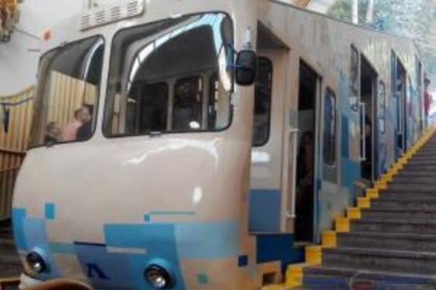 В Киеве снова заработал фуникулер: торжественные фото