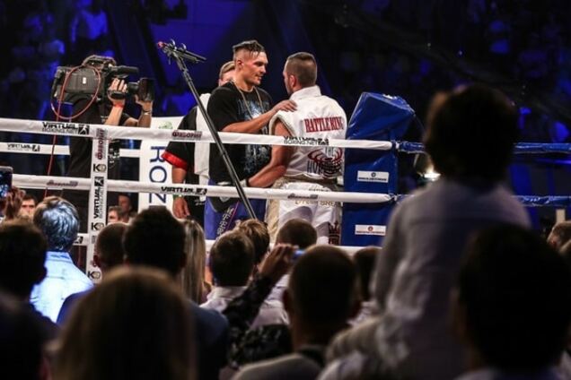 'Я окончил инфиз'. Усик потроллил Мюллера после нокаута: видео курьеза