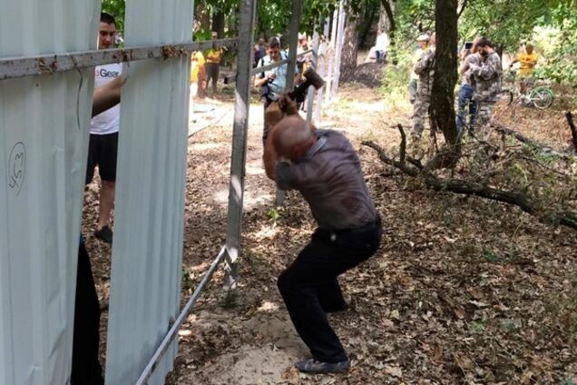 Активисты снесли строительный забор в заповедном лесу под Киевом: опубликованы фото и видео