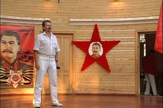 В Севастополе стоя слушали песню 'Верните Сталина': видеофакт