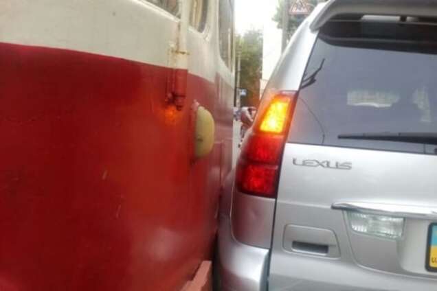 В Киеве Lexus не поделил дорогу с трамваем: фото аварии