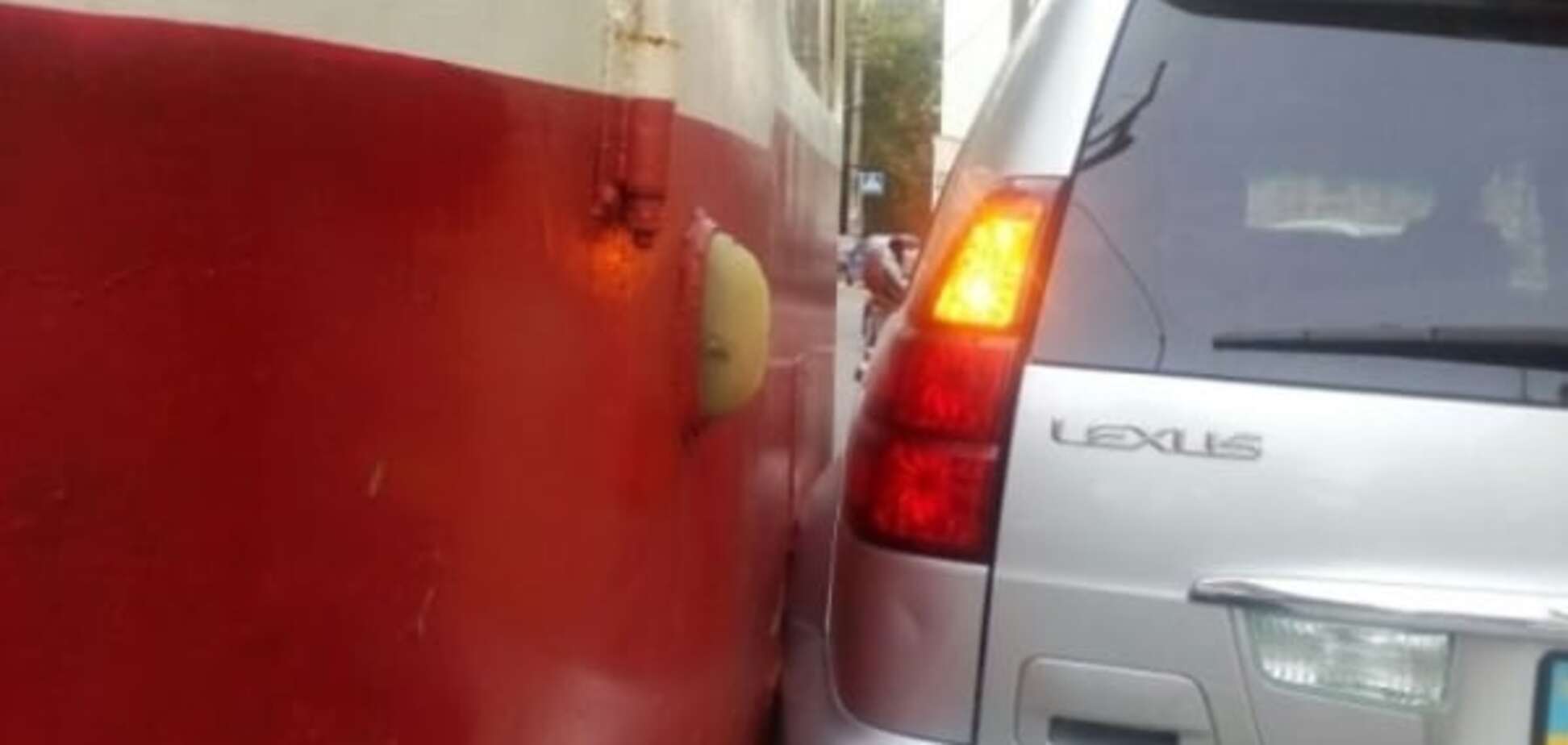 У Києві Lexus не поділив дорогу з трамваєм: фото аварії