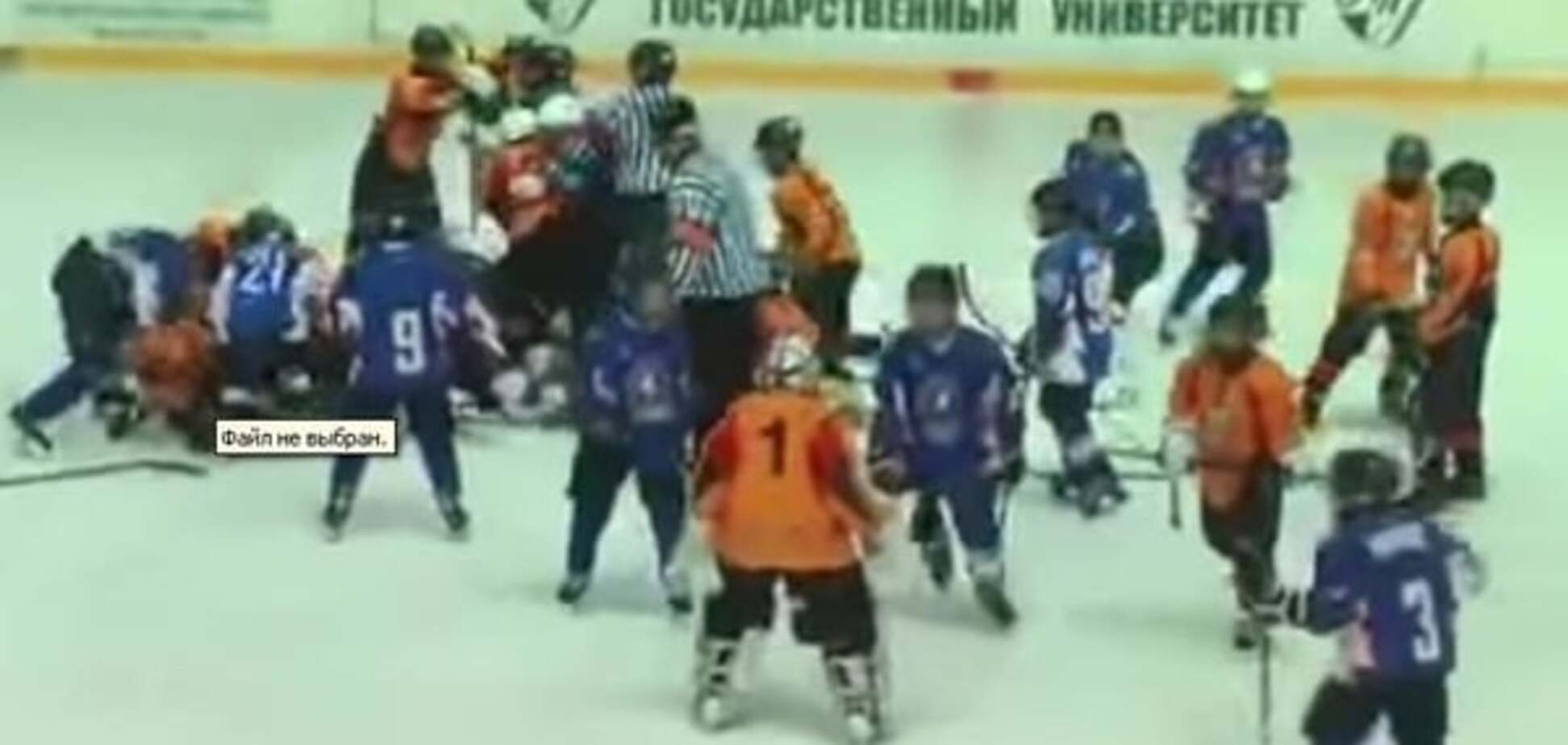 Расстроились: белорусские хоккеисты после поражения подрались с украинцами