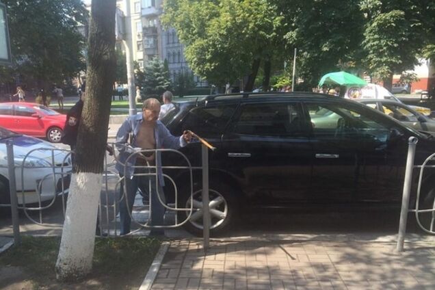 'Герой парковки'. В Киеве элитный автомобиль 'наплевал' на пешеходов: фото героя