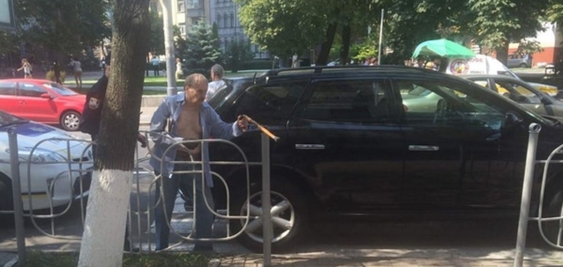 'Герой парковки'. В Киеве элитный автомобиль 'наплевал' на пешеходов: фото героя