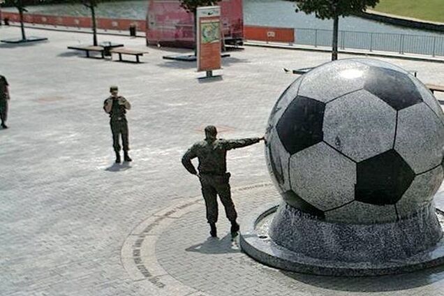 Улыбочку! Хакеры показали российских оккупантов, делающих фото на 'Донбасс Арене' в Донецке