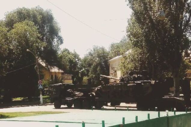 В Донецке во дворе больницы заметили российский танк: фотофакт