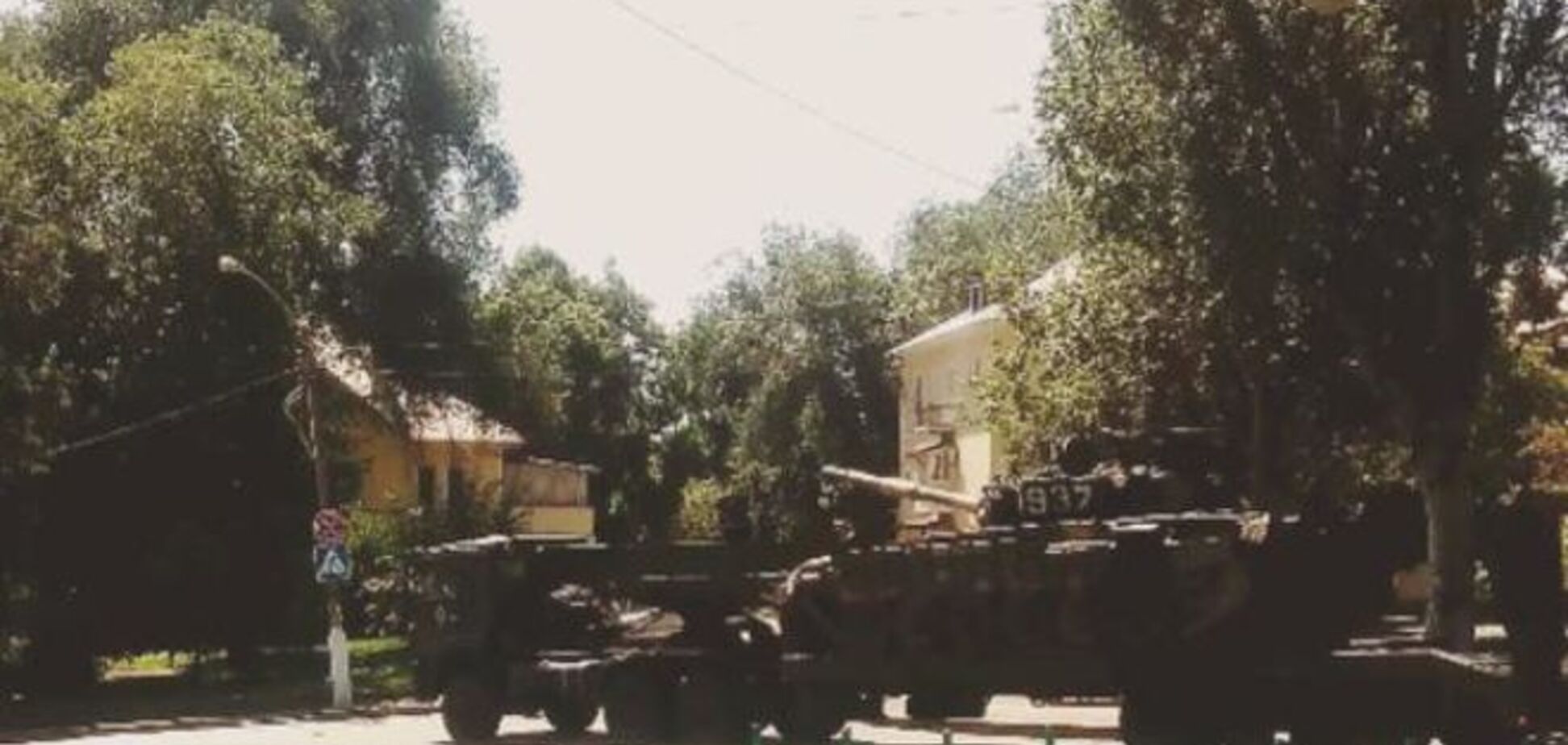 У Донецьку у дворі лікарні помітили російський танк: фотофакт