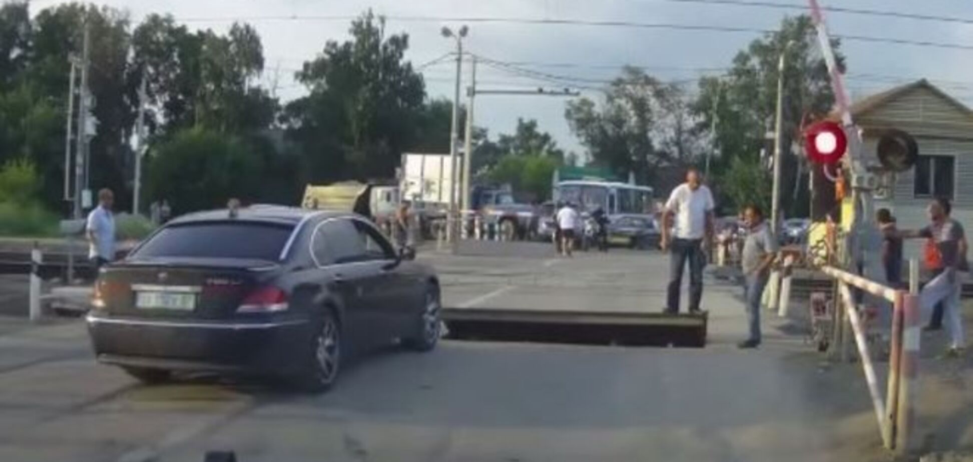 Тупість російських водіїв на ж / д переїзді вражає: повчальне відео