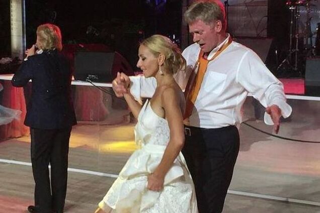 Красные носки и вьетнамки. Песков и Навка задали новый тренд в свадебной моде: фотофакт