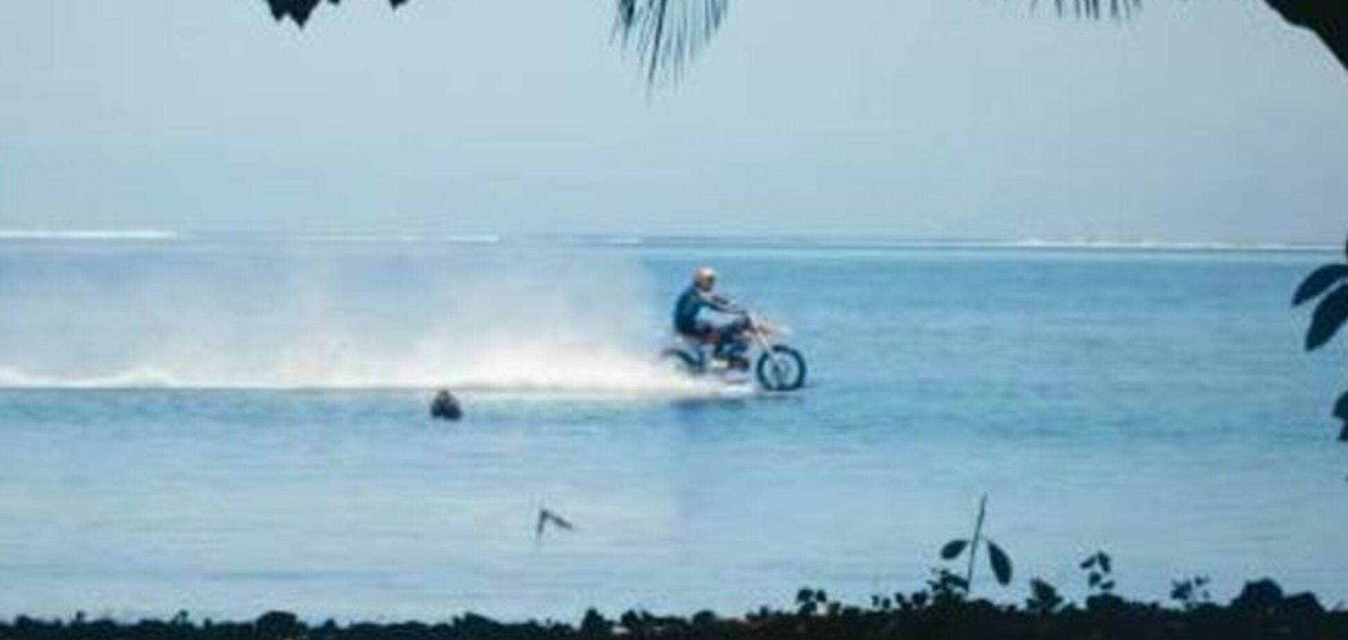 На мотоцикле по волнам: невероятный трюк стал хитом интернета