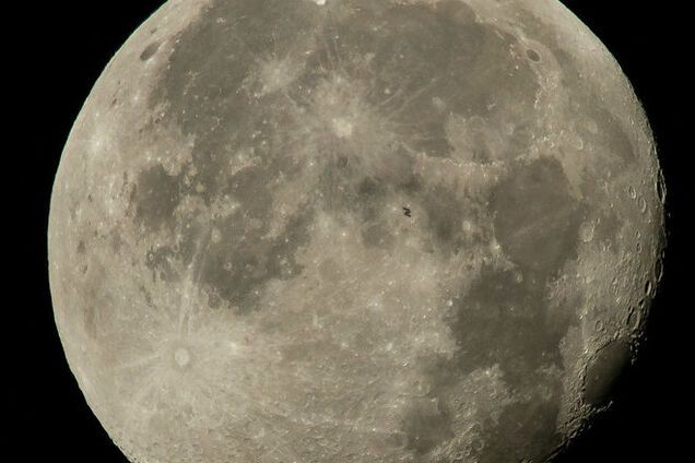 NASA показало рідкісне фото МКС на тлі повного Місяця