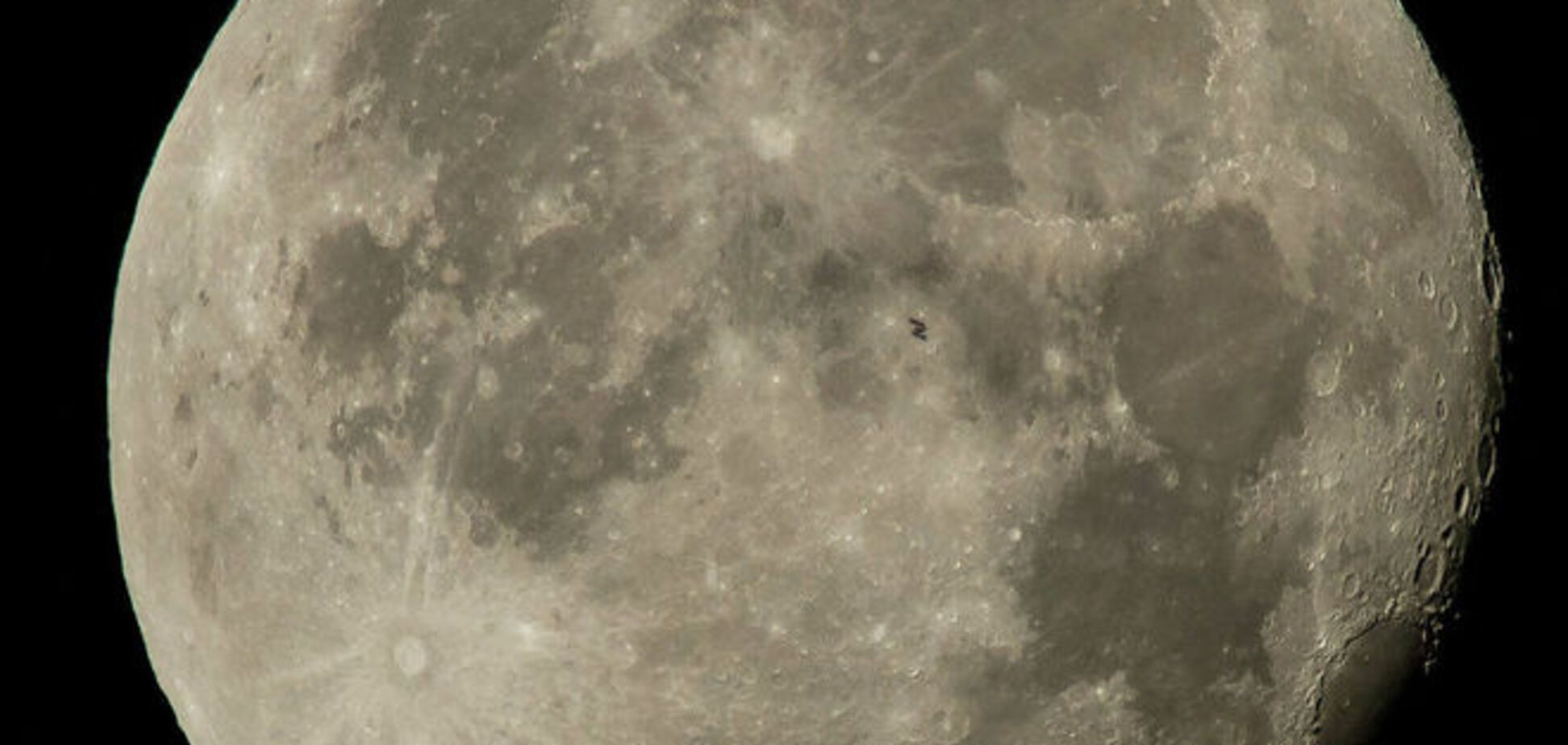 NASA показало редкое фото МКС на фоне полной Луны