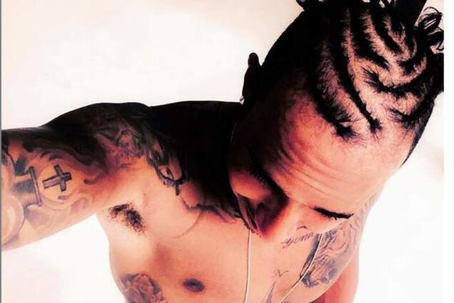 Чемпион мира Формулы-1 шокировал болельщиков 'червями на голове'