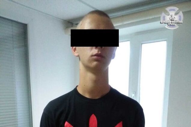 У Криму затримали підлітка через футболку з тризубом: фотофакт