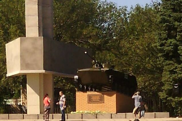 'Дурдом на колесах'. В Луганске из 'брони' сделали памятники: фотофакт