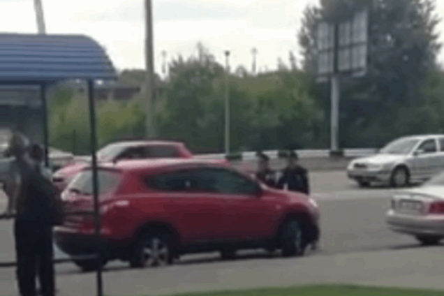 Киевские полицейские повязали блондинку, которая пыталась сбить их на джипе: опубликовано видео