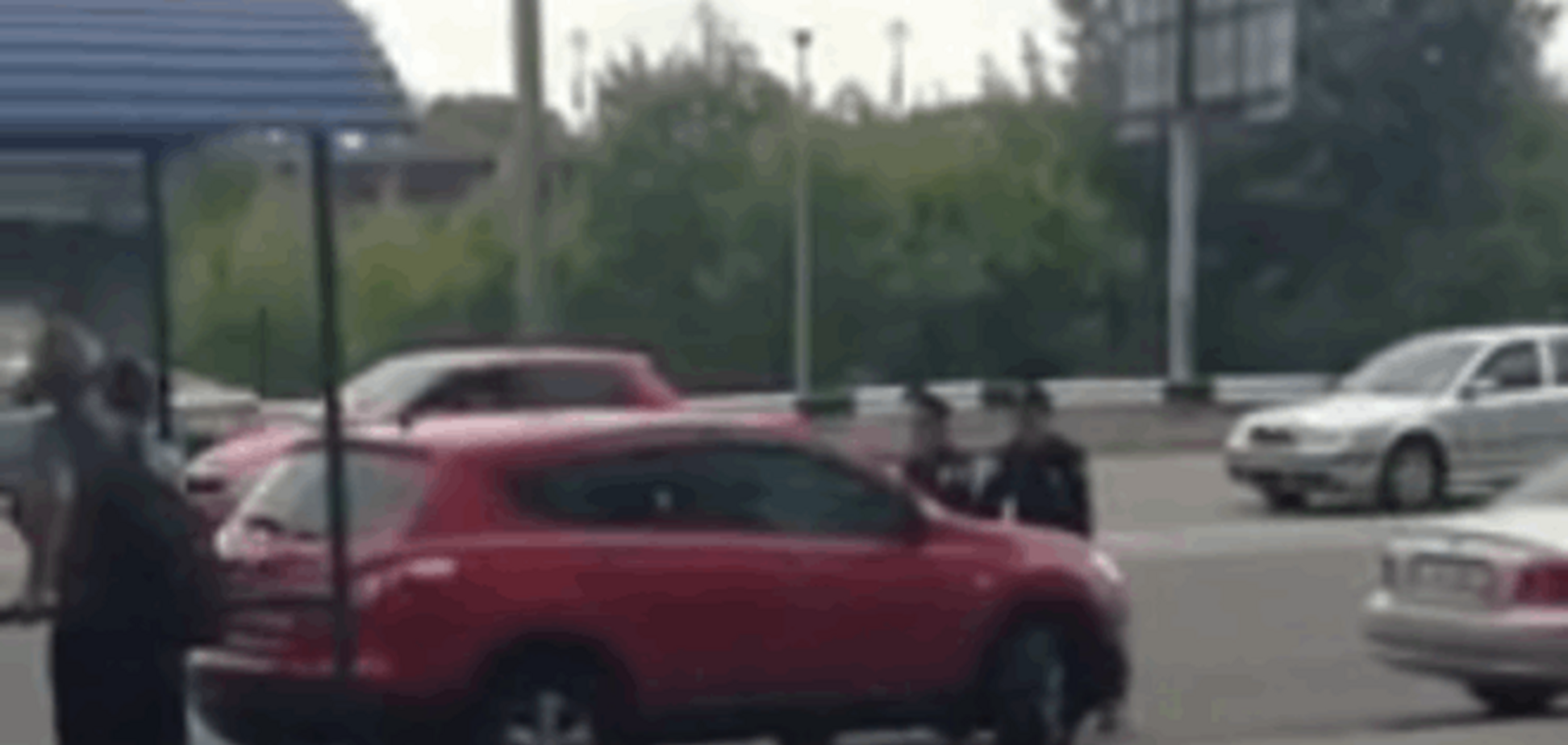 Киевские полицейские повязали блондинку, которая пыталась сбить их на джипе: опубликовано видео