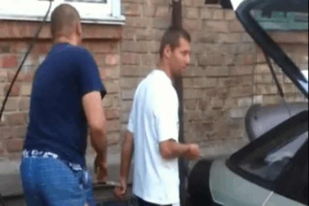 В Киеве водитель заправляет автомобиль газом из квартиры: опубликованы фото и видео