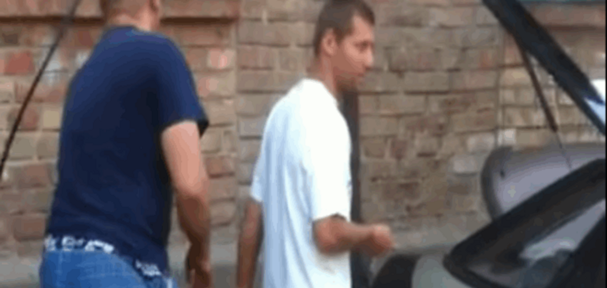 В Киеве водитель заправляет автомобиль газом из квартиры: опубликованы фото и видео