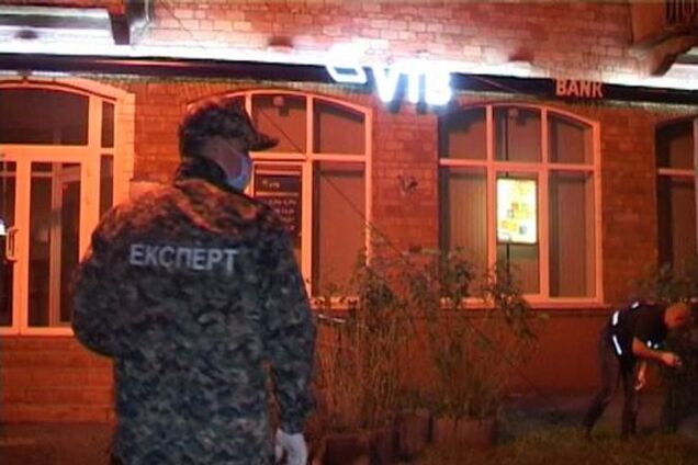 В Киеве возле банка прогремел взрыв: опубликованы фото и видео
