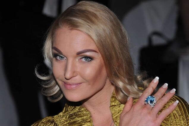 Вернувшись домой с курорта, Волочкова рухнула на лестницу с розами